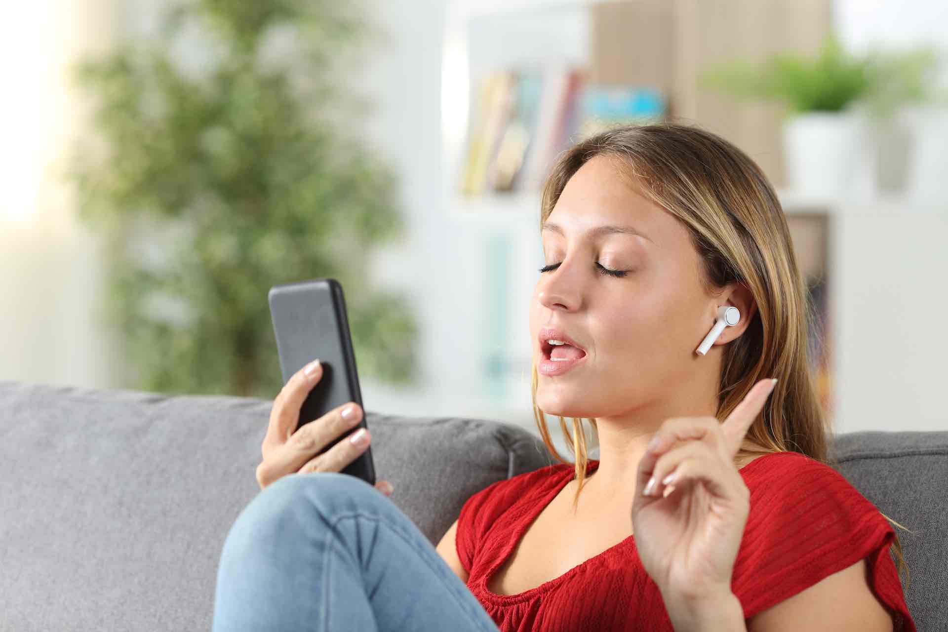 mulher ouvindo música no smartphone