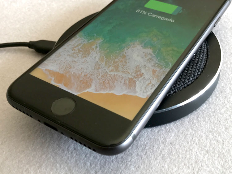 iPhone 8 sobre base de carregamento sem fio